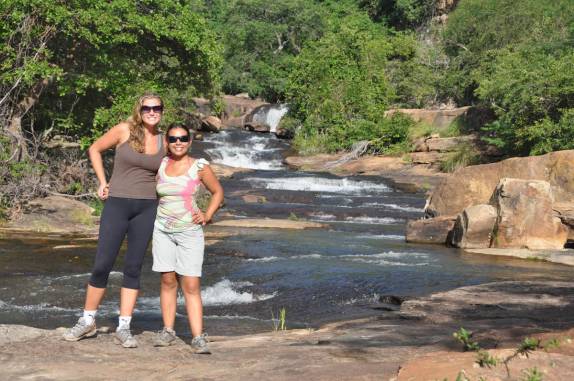 Com a Andrea, descendo o rio à caminho da Cachoeira do Frade, em Ubajara - CE
